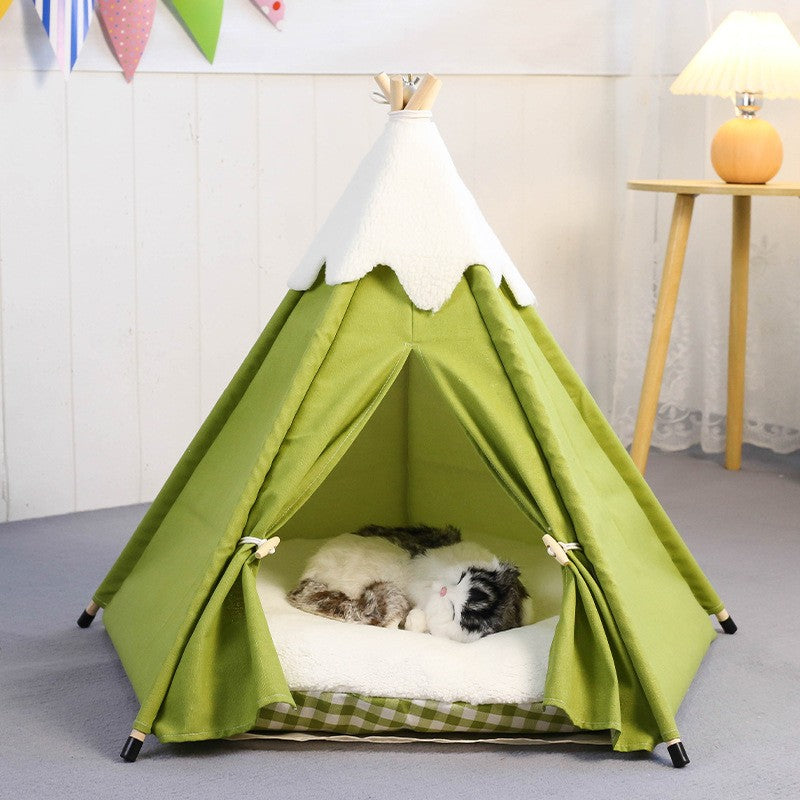 Tipi pour chat vert avec chat dormant sur coussin