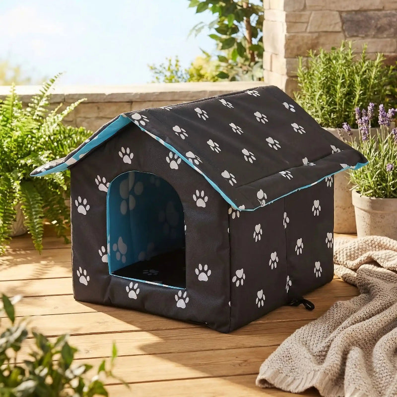 maison extérieur pour chat sur terrasse bois entourée plantes