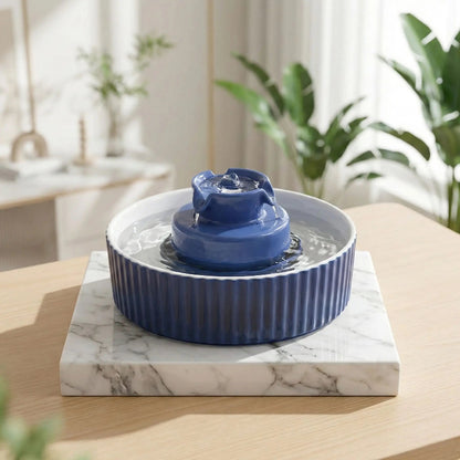 Fontaine à eau pour chat céramique bleue sur un présentoir en marbre