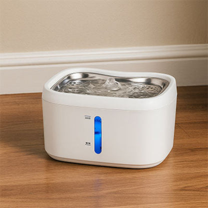 Fontaine à eau pour chat avec eau en mouvement