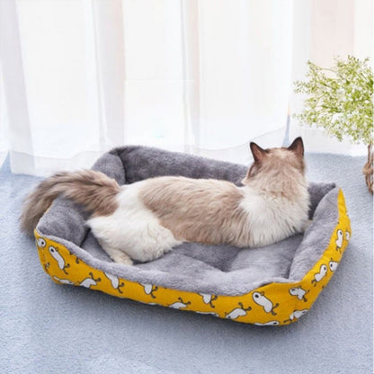 Panier pour chat jaune avec motifs poulets et chat allongé
