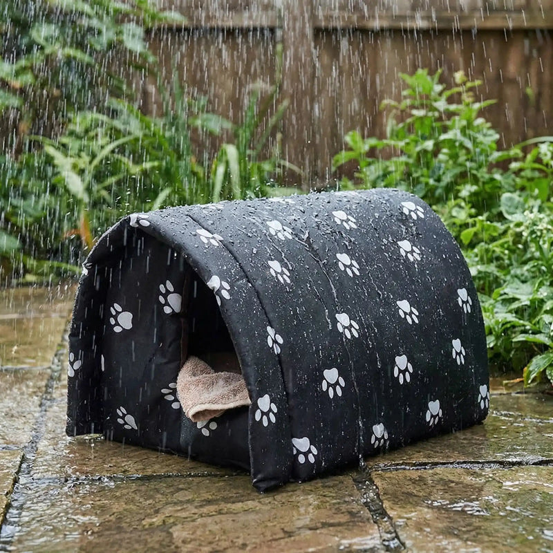 Abri pour chat extérieur noir avec motif pattes sous la pluie