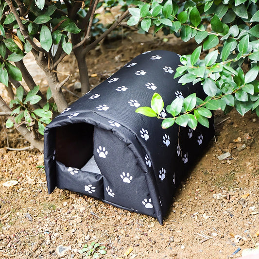 Abri pour chat extérieur noir dans un jardin