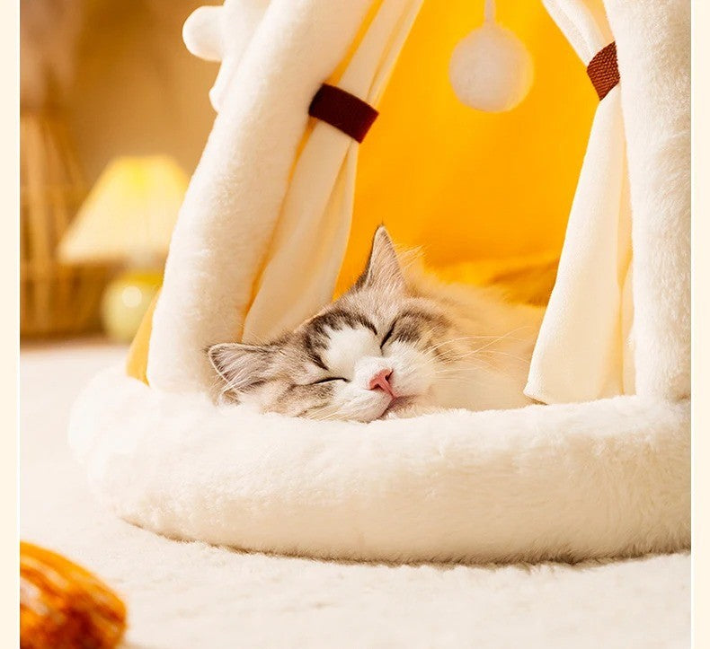 Chat blanc endormi dans une tente triangulaire douce