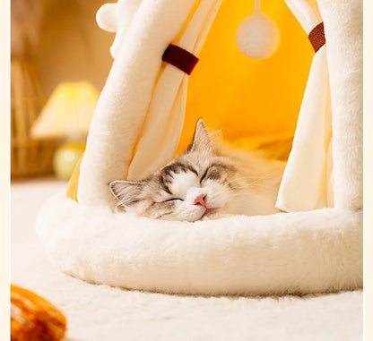 Chat blanc endormi dans une tente triangulaire douce