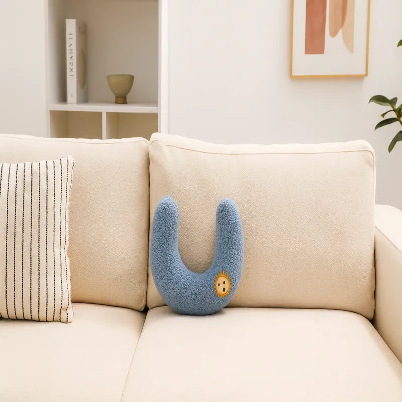 coussin à chat bleu avec motifs de soleils décoratifs