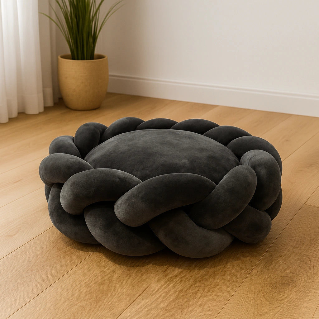 coussin à chat tressé noir sur parquet clair