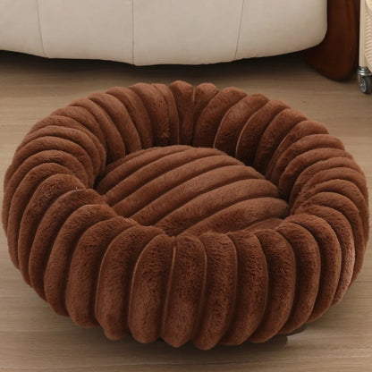 coussin pour chat brun dans un salon