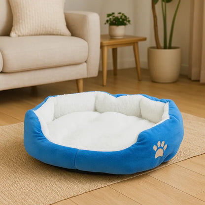 Coussin chat bleu douillet avec motif de petite patte dans un salon