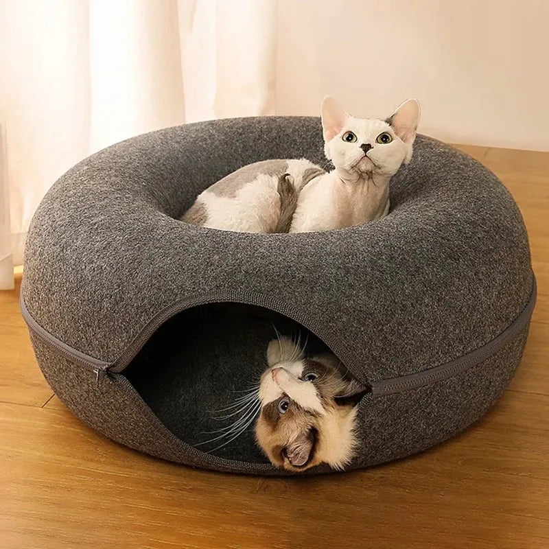 Coussin pour chat en feutre noir avec deux chats confortablement installés