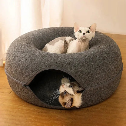Coussin pour chat en feutre noir avec deux chats confortablement installés
