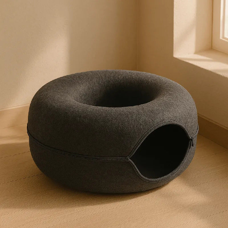 Coussin chat en feutre noir installé dans un salon élégant et moderne