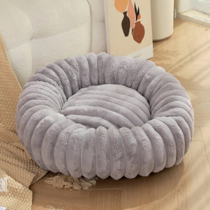 coussin pour chat gris confortable dans un salon