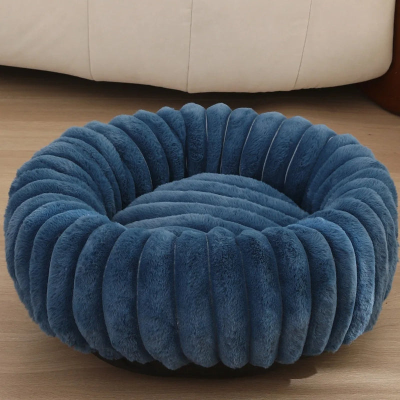 coussin pour chat bleu cyan dans un salon