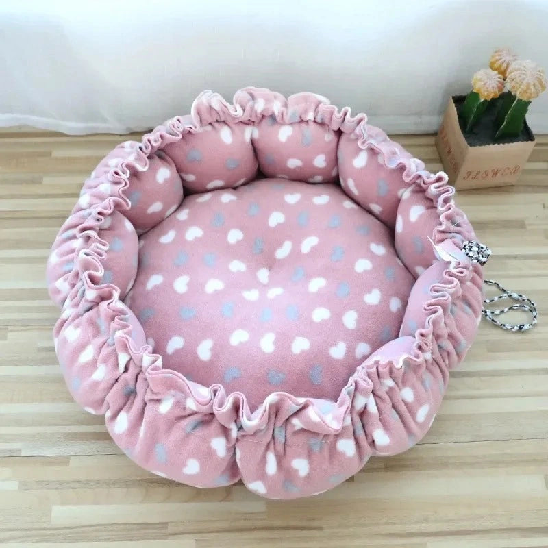 coussin pour chat rose avec petits cœurs confortable