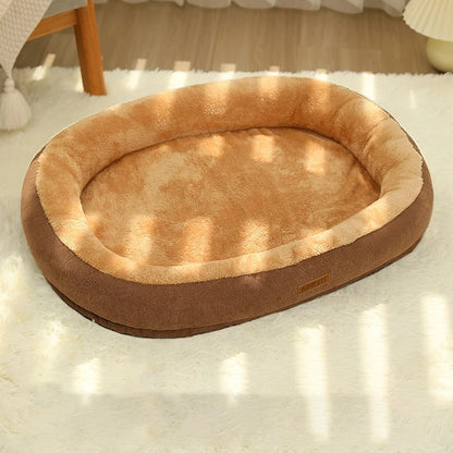 Coussin pour chat marron en peluche dans un salon