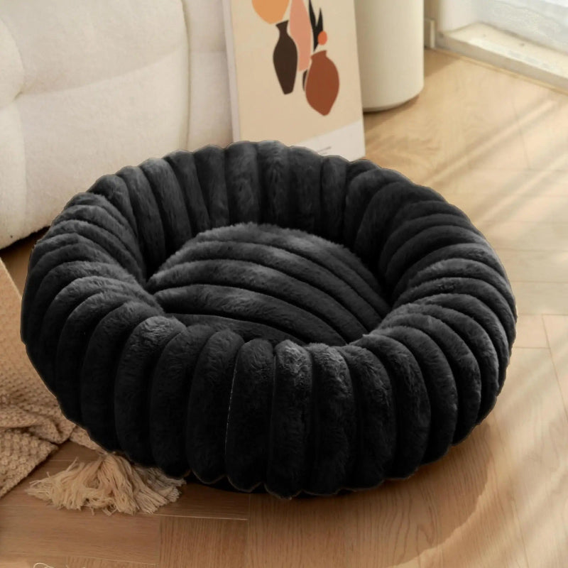 Lit pour chat rond noire confortable dans un salon