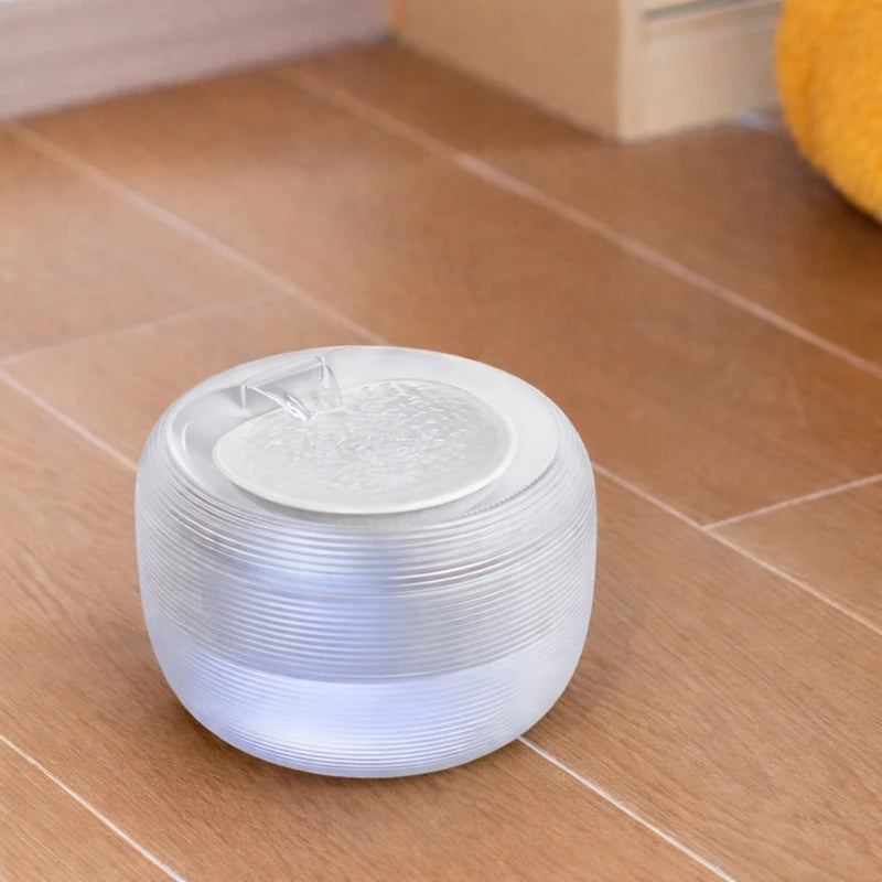 fontaine a eau chat blanche design moderne sur sol intérieur