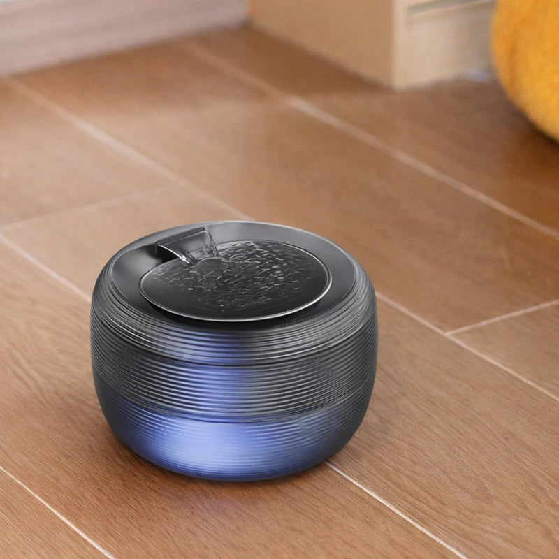 fontaine a eau chat noire design moderne sur sol intérieur