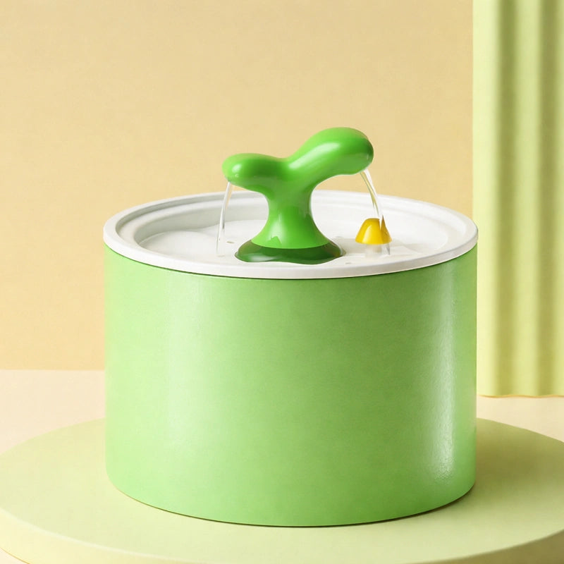 Fontaine a eau chat verte sur table fonde