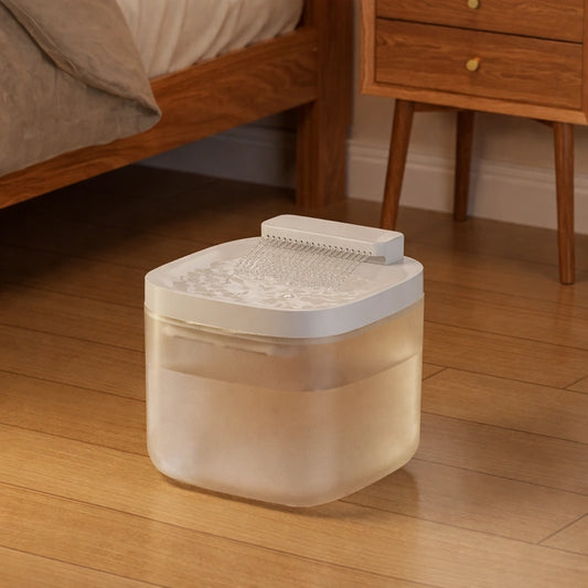 fontaine à eau pour chat silencieuse blanche sur table