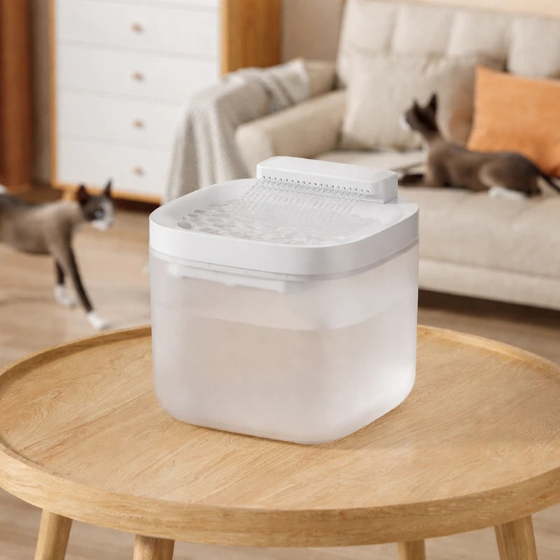 fontaine à eau pour chat silencieuse blanche sur table