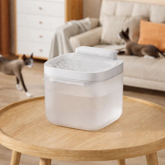 fontaine à eau pour chat silencieuse blanche sur table