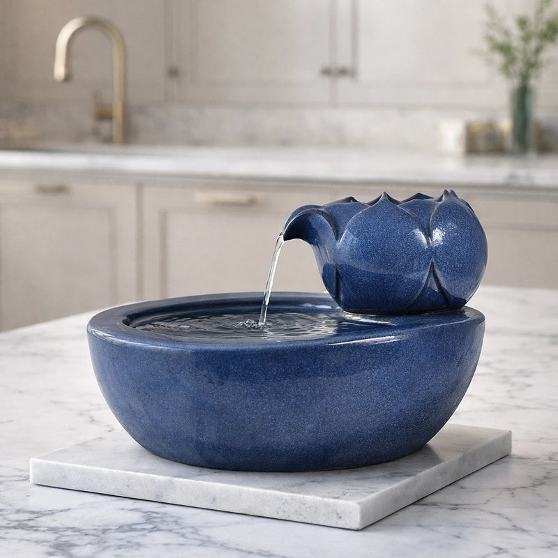 Fontaine à eau pour chat céramique bleue sur présentoir