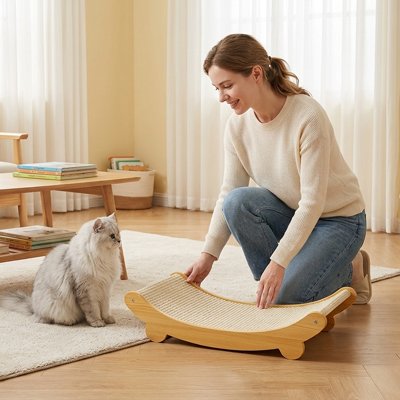 Griffoir Chat moderne avec femme et chat beige intérieur