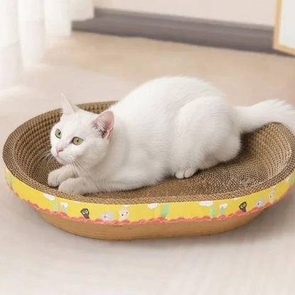 Griffoir en carton pour chat avec chat blanc allongé
