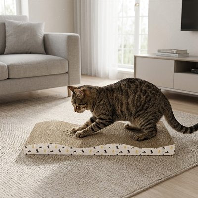 griffoir en carton pour Chat brun dans salon moderne