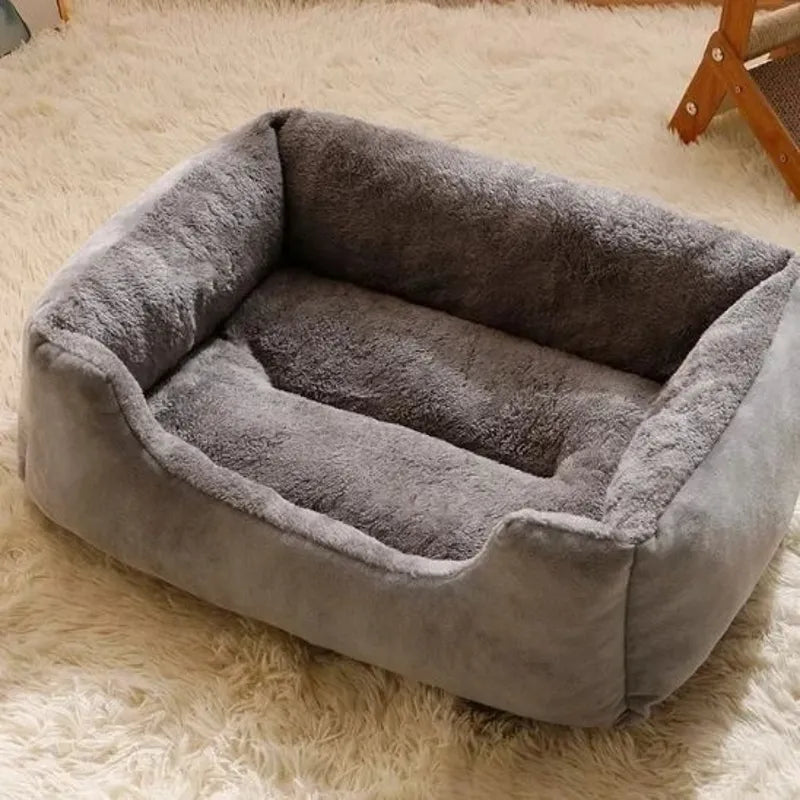 Lit pour chat gris placé dans un salon