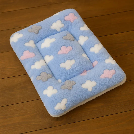 Lit pour chat bleu confortable avec motifs nuages blancs et roses