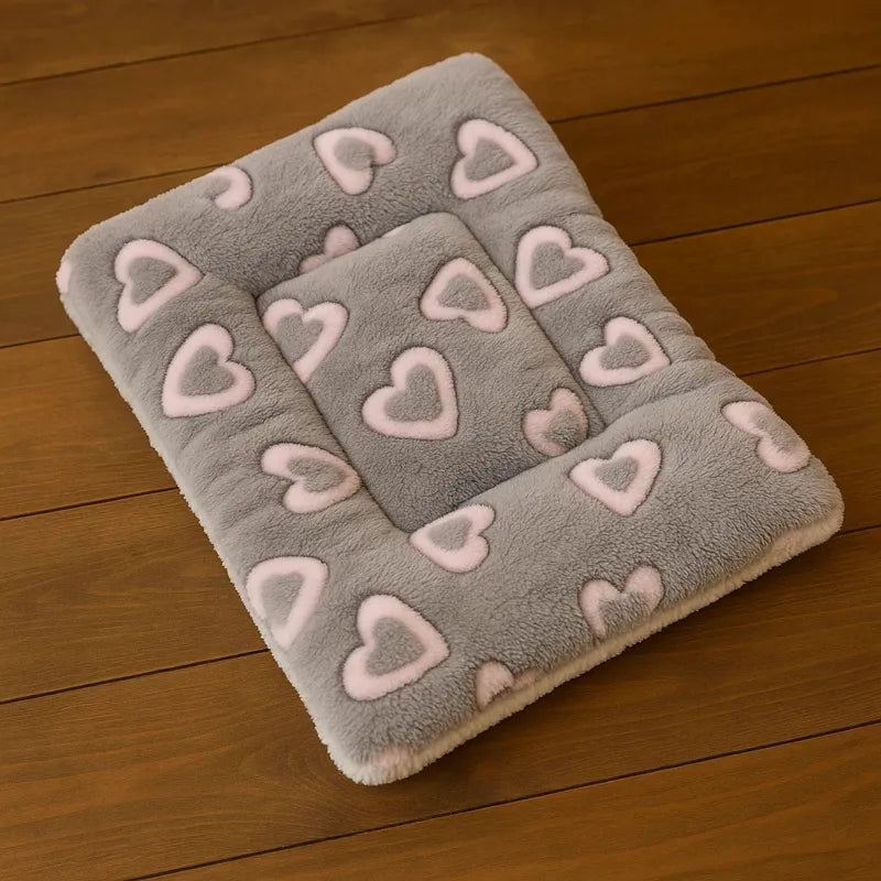 Lit pour chat gris doux avec motifs coeurs roses moelleux