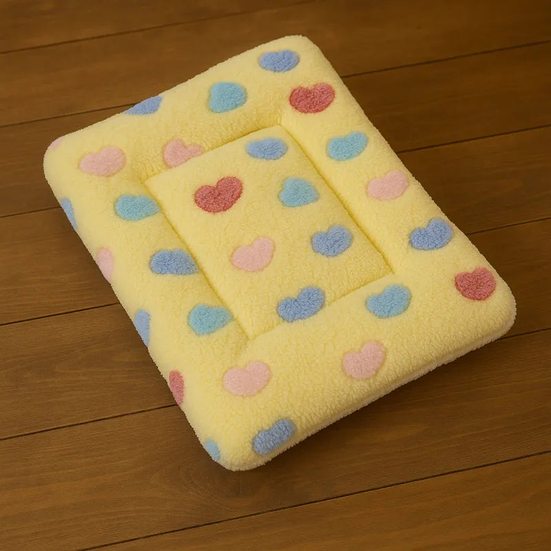 Lit pour chat jaune avec motifs coeurs colorés confortables