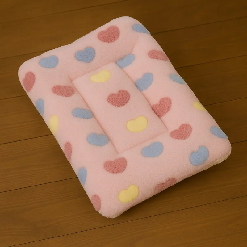Lit pour chat rose avec motifs coeurs colorés moelleux