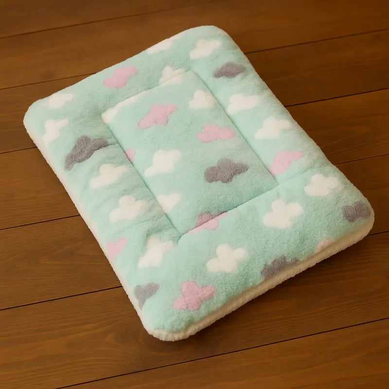 Lit pour chat vert pastel avec motifs nuages blancs et gris