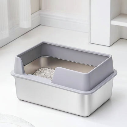 Litière en inox grise dans un intérieur lumineux