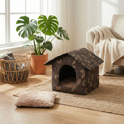 Maison extérieur pour chat feuille brune installée dans un salon