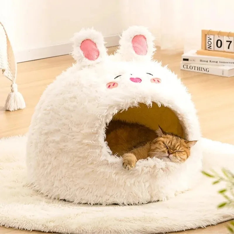 Maison pour les chats blanche confortable avec chat endormi