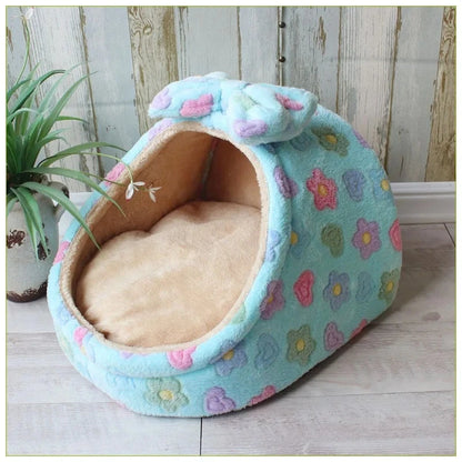 maison pour chats bleue avec motif fleurs