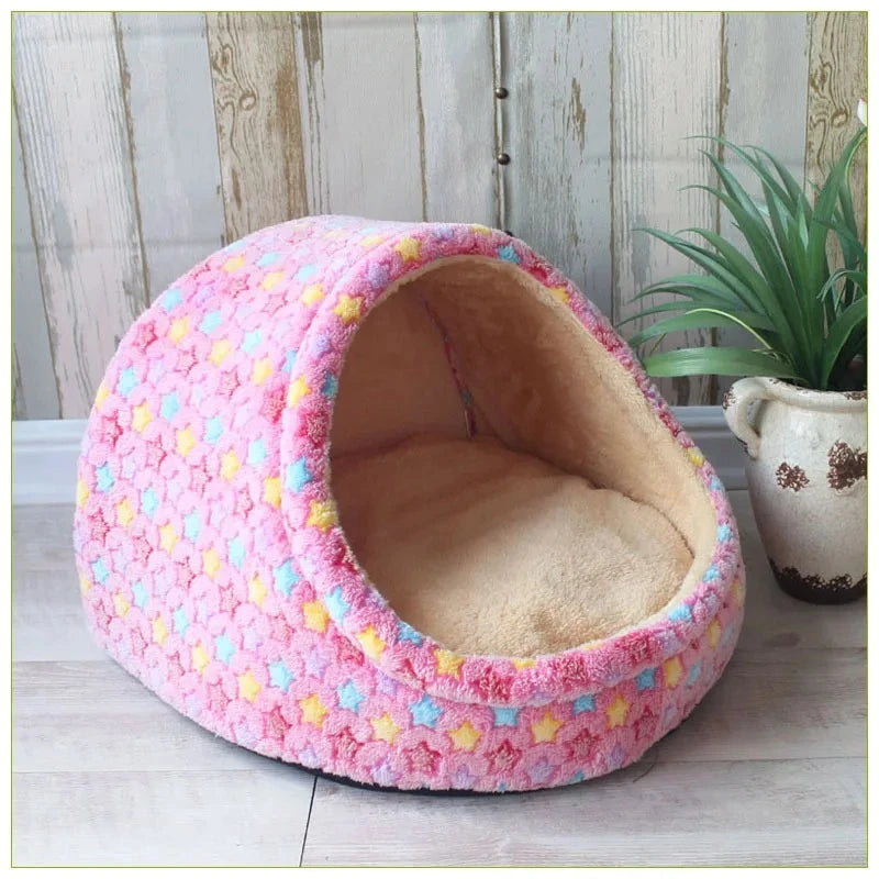 maison pour chats rose avec étoiles colorées