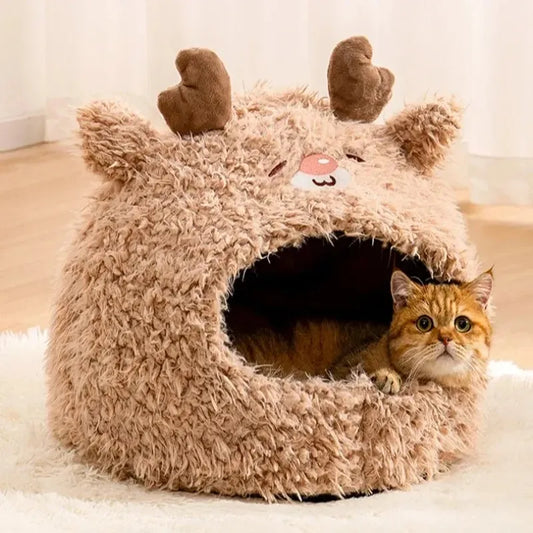 Maison pour les chats en forme de renne avec chat roux