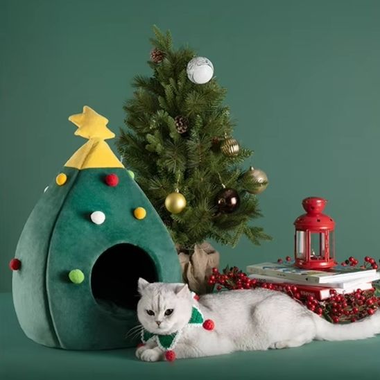 Niche pour chat avec un chat allongé et un sapin de Noël