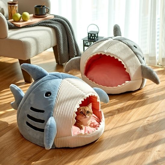 niche pour chat intérieur de couleur grise et bleu avec chat