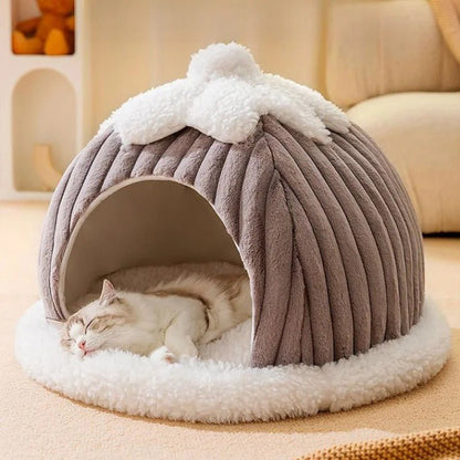 Niche pour chat avec chat allongé à l’intérieur