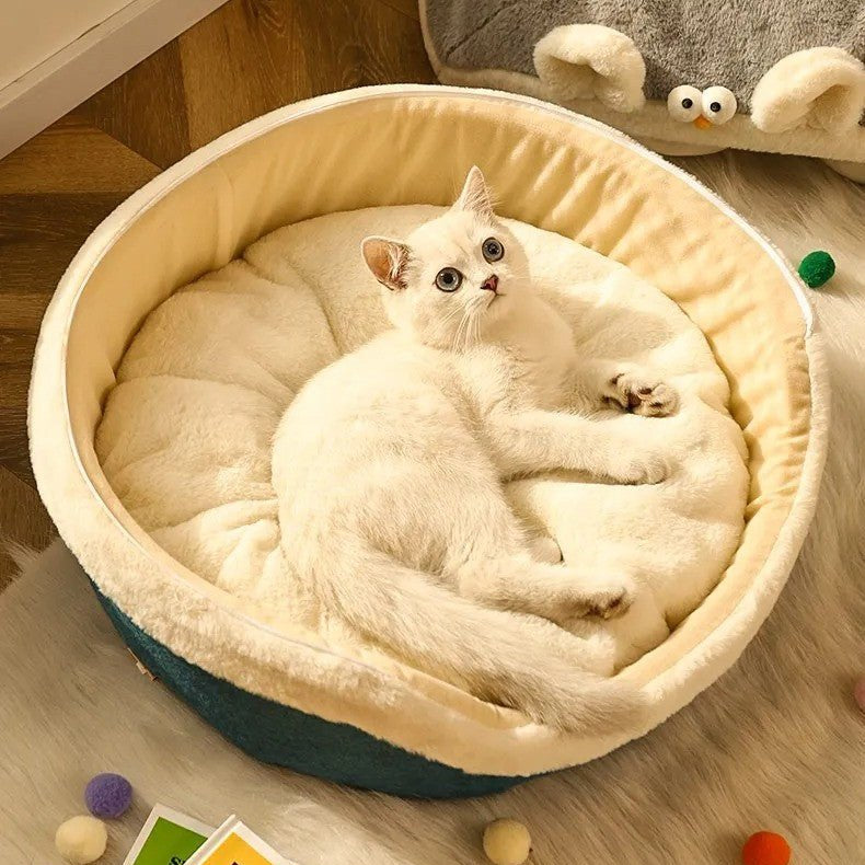 Niche pour chats ouvert avec un chat blanc couché