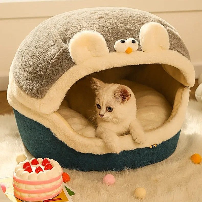 Niche pour chats grise et bleue avec petit chatons blancs