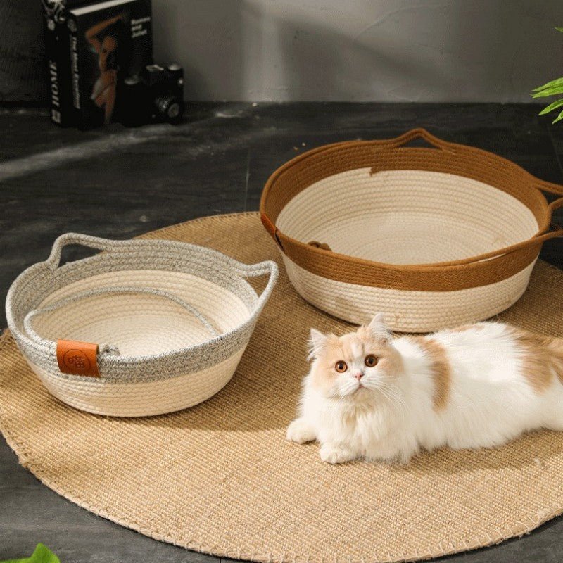 Panier chat rotin gris crème à côté panier chat brun crème