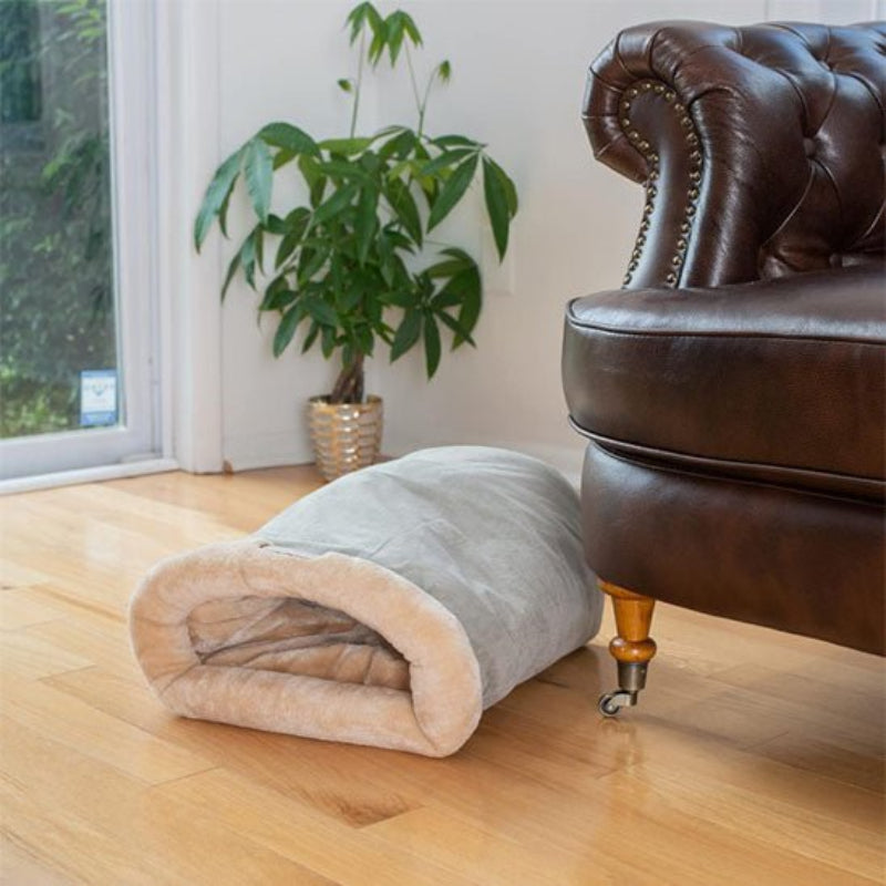 Panier chat sac de couchage gris chaud doulliet dans un salon moderne